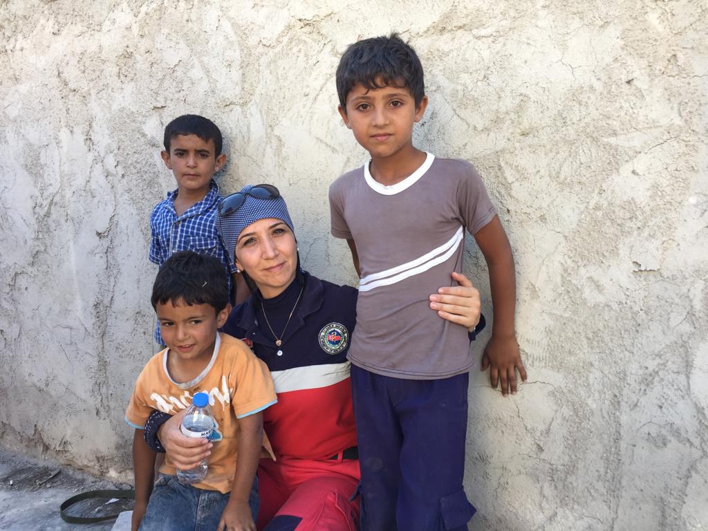 Ayfer Kölük UMKE gönüllüsü olarak hastane dışında her zorlu şartta çalışırsın. Suriye Cerablus kenti. Sağlık Bakanlığına ait tıbbi destek için oradayız.